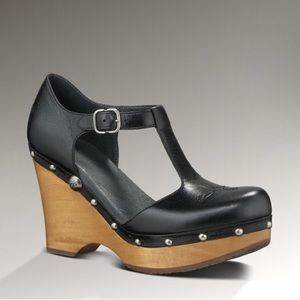 UGG Australia Christie t-strap platform Mary Jane shoes. Shearling lined size 7